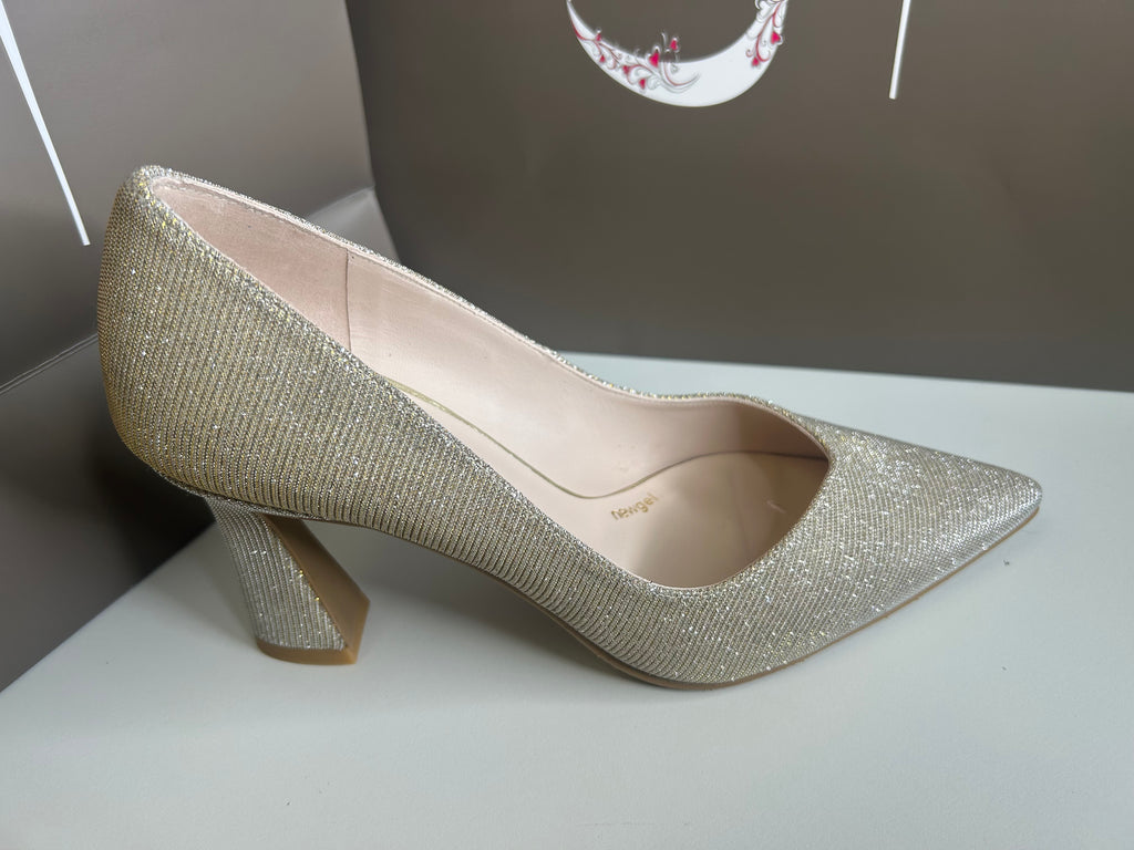 Lodi 261049 gold court shoe