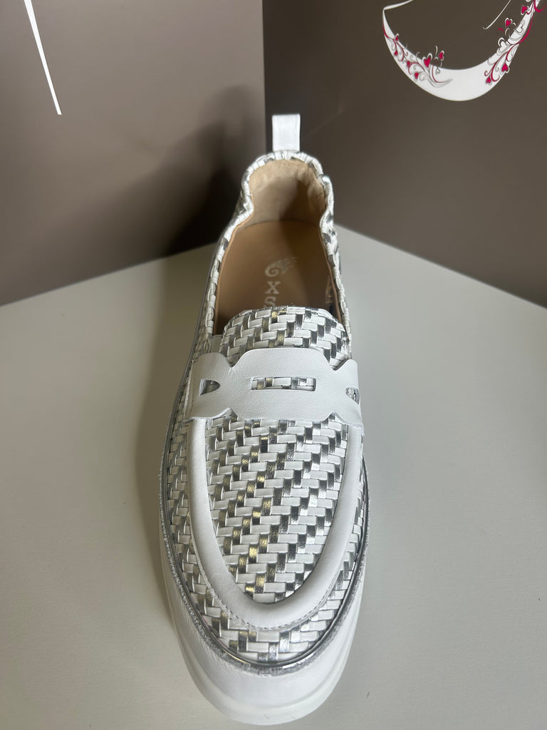 XSA 261029 White/Silver shoe
