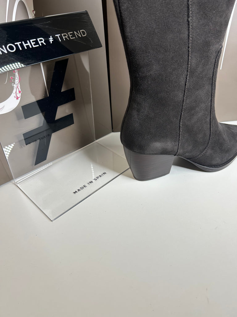 Another Trend 261174 knee-High suede boot ‘Cafe’