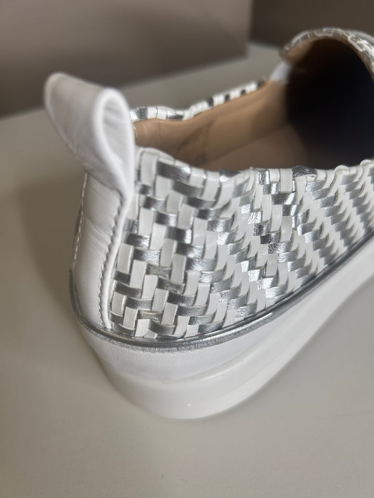 XSA 261029 White/Silver shoe