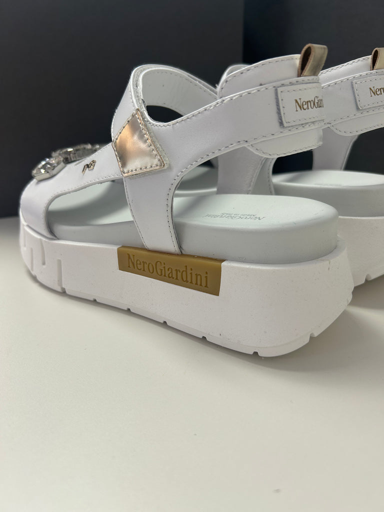 NeroGiardini white diamond sandal 25075