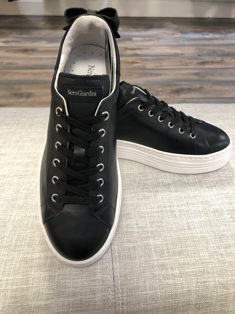 NeroGardini Black trainer with bow 24097