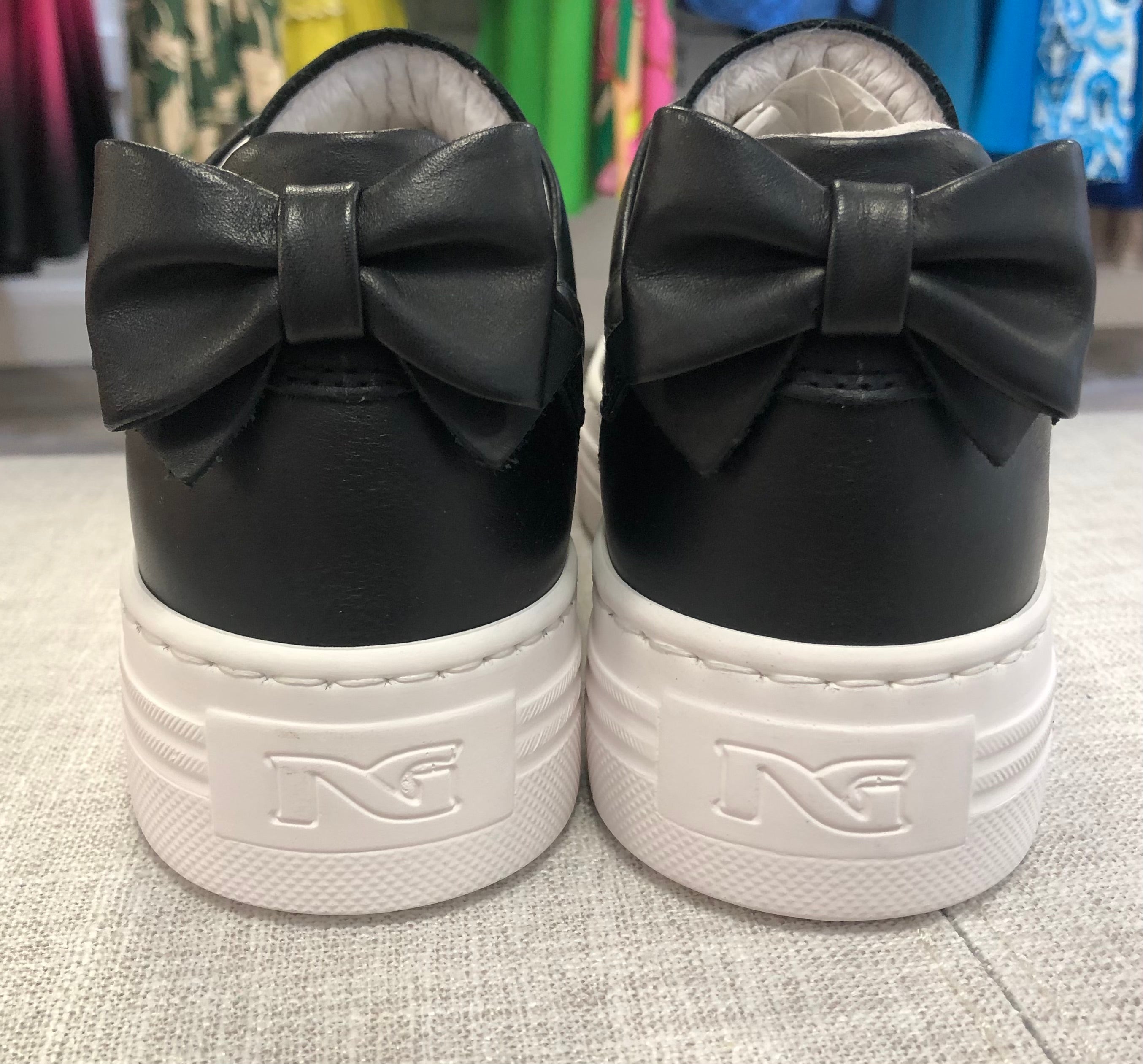 NeroGardini Black trainer with bow 24097