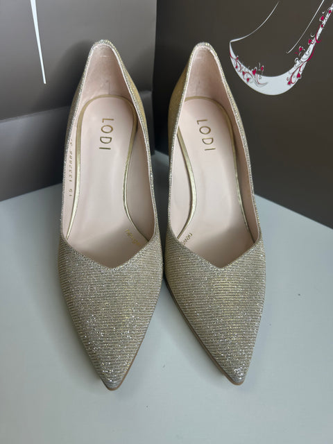 Lodi 261049 gold court shoe